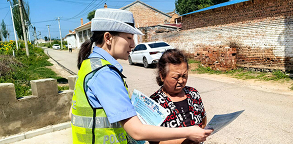 点亮农村“平安路”左云交警大队以“美丽乡村行”为契机，持续开展交通安全宣讲活动。