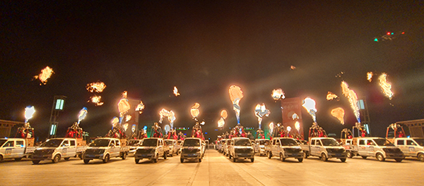 热气球喷火巡游表演“燃爆”全城